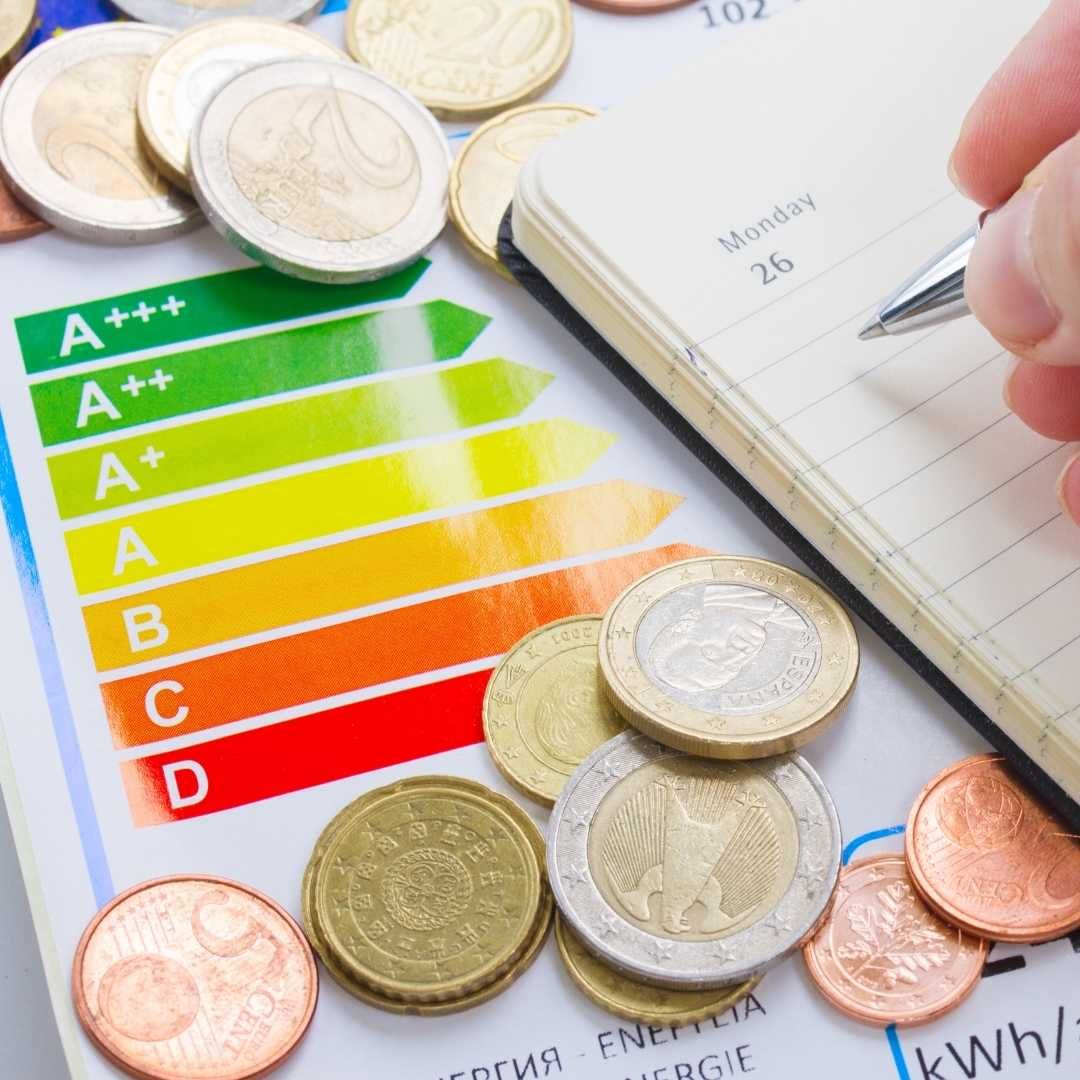 concept d'efficacité énergétique avec graphique des classes énergétiques et des pièces de monnaie autour